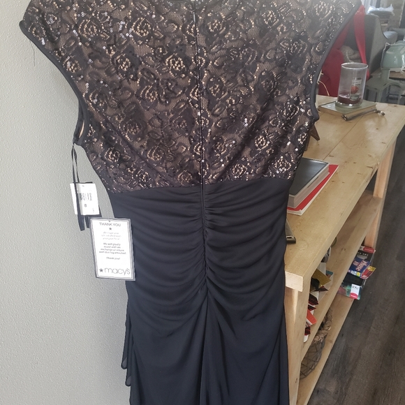 Black dress - Picture 3 of 4